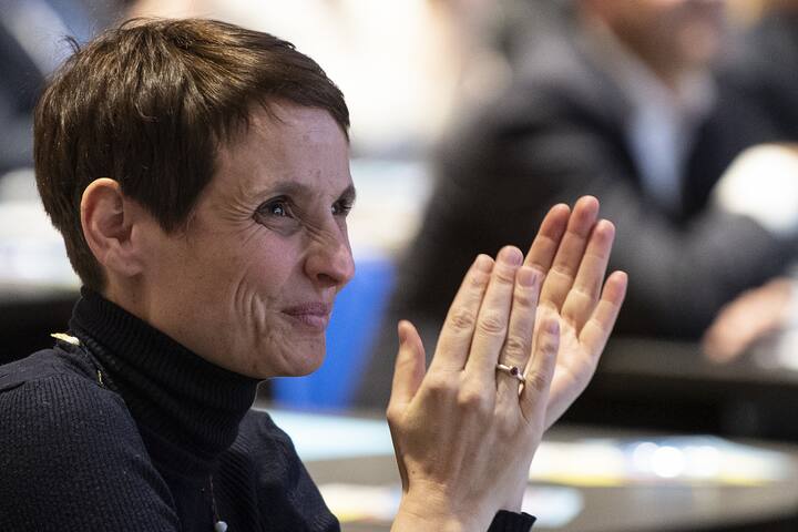 Claudine Esseiva, Nationalratskandidatin applaudiert an der Delegiertenversammlung der FDP die Liberalen des Kantons Bern, am Mittwoch, 23. Januar 2019, in Biel. (KEYSTONE/Peter Schneider).