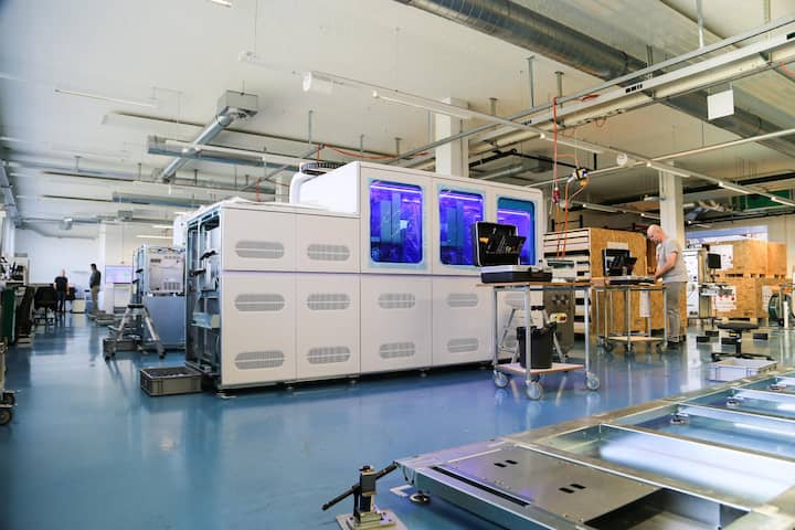 Blick auf Laborgeräte in der Produktionshalle von Roche in Rotkreuz.