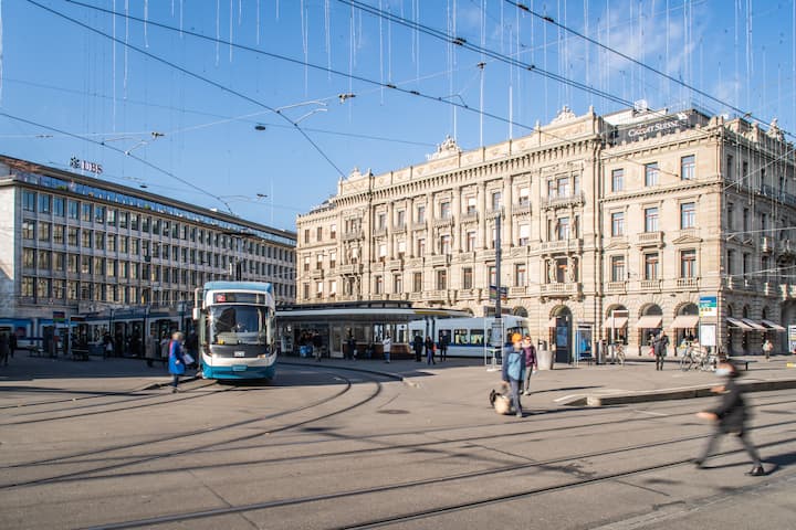 12.11.2020, ZÃ¼rich, Finanzmarkt Schweiz und Banken, Paradeplatz mit Credit Suisse Hauptsitz (rechts) und UBS UBS-GeschÃ¤ftsstelle (links).