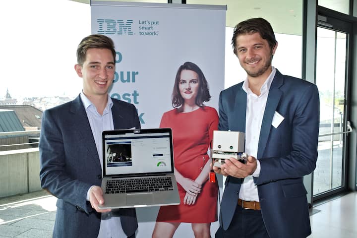 David Graf, IBM Schweiz AG, mit Laptop; Youri Böhler, IBM Schweiz AG, mit "Watson"