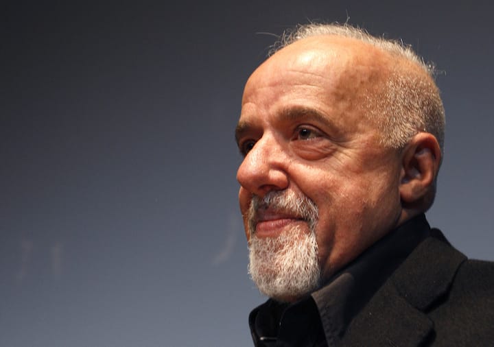 Der brasilianische Autor Paolo Coelho erscheint am Dienstag, 14. Oktober 2008, zur Eroeffnungs-Pressekonferenz der Buchmesse in Frankfurt am Main. (AP Photo/Daniel Roland) ---Brazilian author Paolo Coelho arrives at a news conference for the upcoming international Book Fair in Frankfurt, central Germany, Tuesday, Oct. 14, 2008. (AP Photo/Daniel Roland)