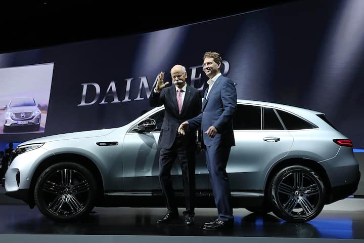 Dieter Zetsche, outgoing chief executive officer of Daimler AG, left, poses for photographs with Ola Kallenius, incoming chief executive officer of Daimler AG, during the automaker's annual general meeting in Berlin, Germany, on Wednesday, May 22, 2019