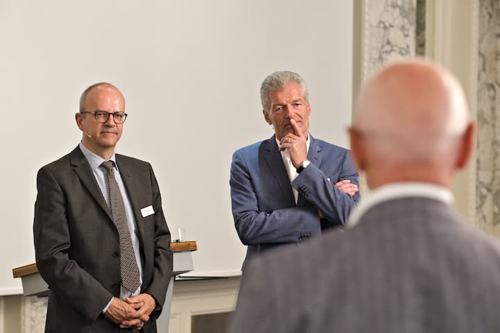 Eric SchEric Scheidegger, Botschafter, SECO; Heinz Karrer, Präsident, economiesuisse; (von hinten) Christoph Beer, Vorstandsmitglied Consulting Clustereidegger, Botschafter, SECO;Heinz Karrer, Präsident, economiesuisse;(von hinten) Christoph Beer, Vorstandsmitglied Consulting Cluster