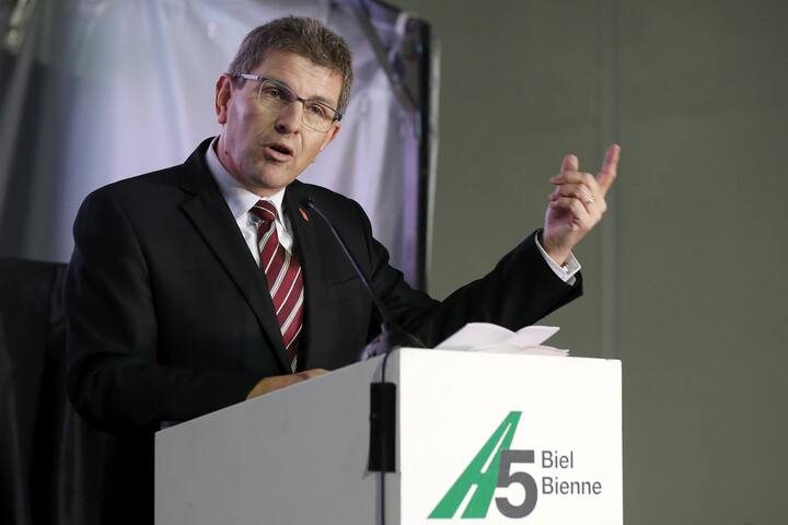 Erich Fehr, Bieler Stadtpraesident, spricht bei der Eroeffnung der Ostast A5 Umfahrung von Biel, am Freitag, 27. Oktober 2017 im Laengholztunnel in Biel. (KEYSTONE/Peter Klaunzer)