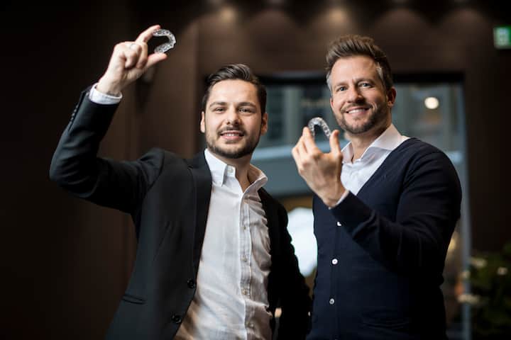 Ertan Wittwer, links, und Marcel Kubli, rechts, die Gruender von Bestsmile, aufgenommen am Dienstag, 5. Februar 2019 in Sankt Gallen.