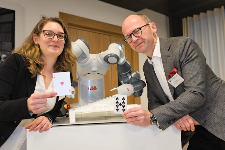 Gioia da Silva, ABB Switzerland Communication;YUMI Roboter zeigt einen Kartentrick;Henrik Norlin, EF Education First Ltd.