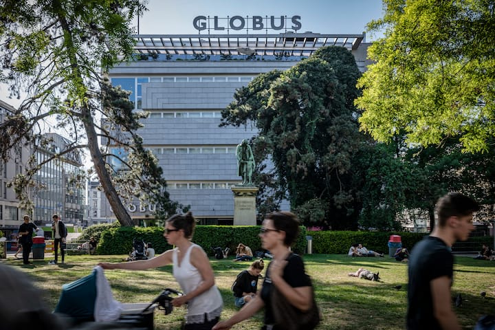 Warenhaus Globus und Pestalozzi-Anlage an der Bahnhofstrasse in Zuerich, aufgenommen am 8. Mai 2018. (KEYSTONE/Alex Buschor)