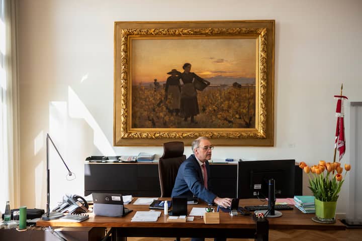 Bundesrat Guy Parmelin an seinem Arbeitsort im Bundeshaus West, am Donnerstag, 2. April 2020 in Bern. 