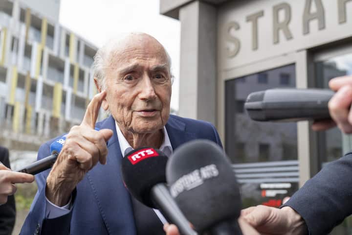 <p>Sepp Blatter trat nur vier Tage nach seiner Wahl als Präsident zurück, zeitgleich wurden Fifa-Aktionäre verhaftet und Anklagen erhoben.</p>