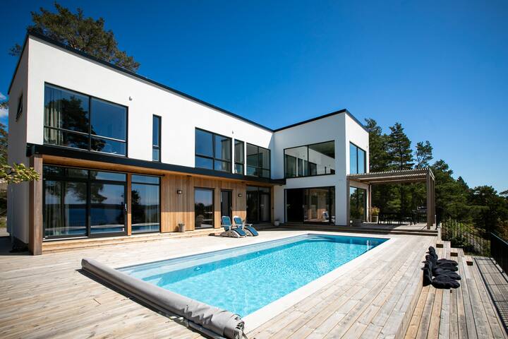 <p>Die moderne Villa direkt am Wasser verfügt über sechs Zimmer und zwei Badezimmer.</p><p>Preis bei Sotheby’s auf Anfrage.</p>