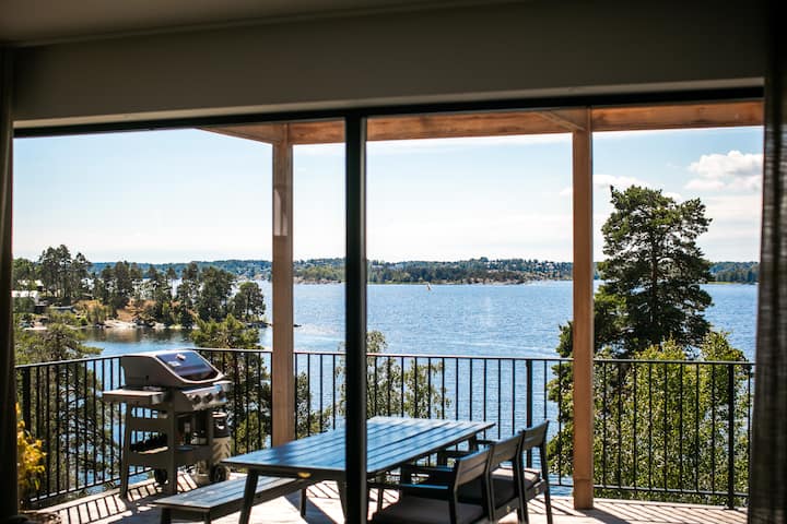 <p>Panoramablick auf den glitzernden Torsbyfjärden östlich von Stockholm.</p>