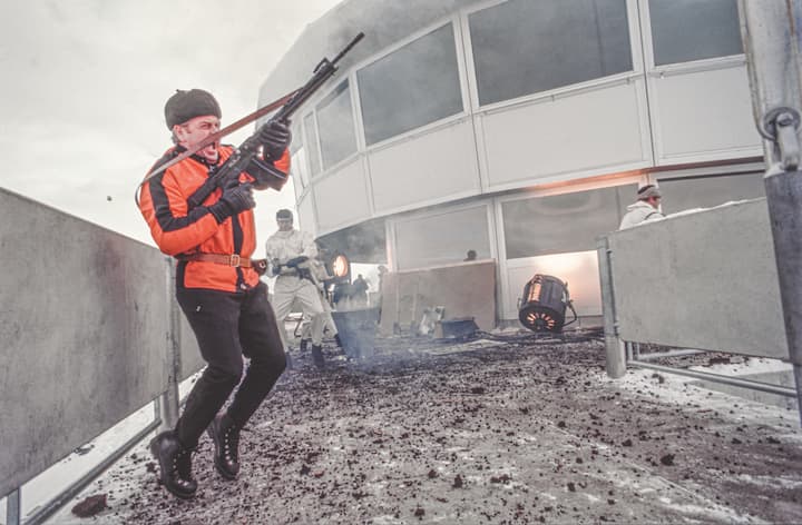 <p>Grande Finale im Film – James Bond greift mit dem Helikopter an.</p>