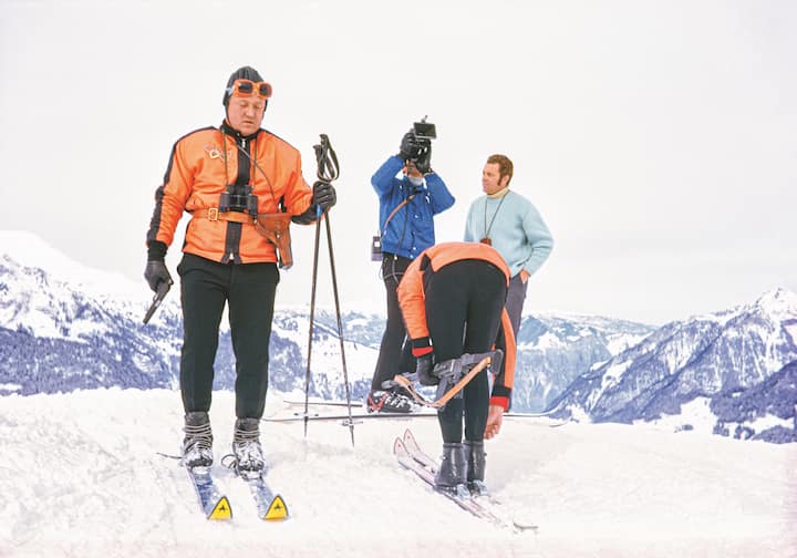 <p>Stuntman Heinz Brunner auf Ski und mit Fernglas; an der Kamera der spätere Modeunternehmer Willy Bogner.</p>