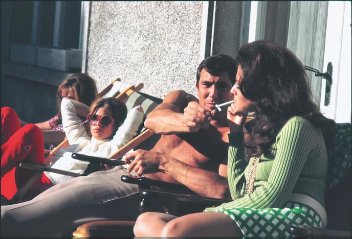 <p>Drehpause auf dem Schilthorn. George Lazenby gibt Helena Ronee Feuer.</p>