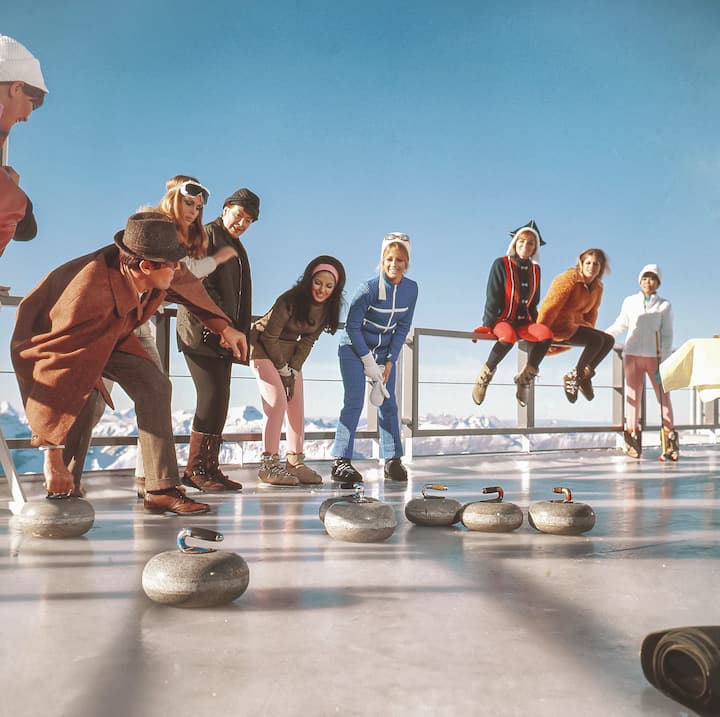 <p>Sir Hilary Bray spielt mit Blofelds Patientinnen auf der Terrasse des Schilthorns Curling.</p>