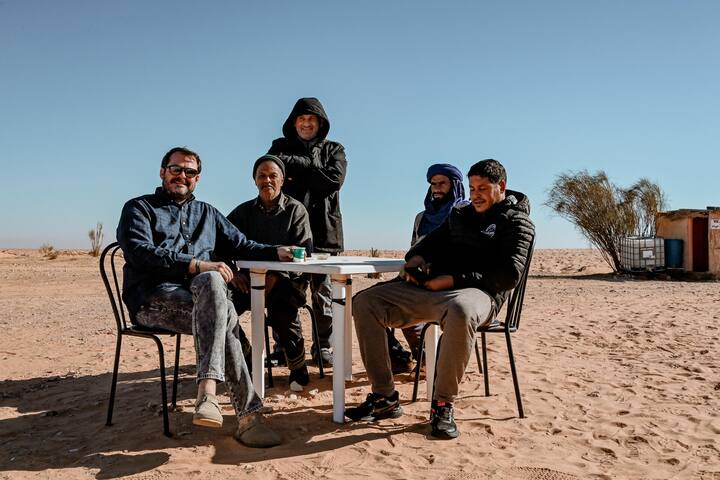 <p>Aus dem Nichts tauchen in der Sahara ein paar Häuser auf, <br />und wir werden zu einem Tee eingeladen.</p>