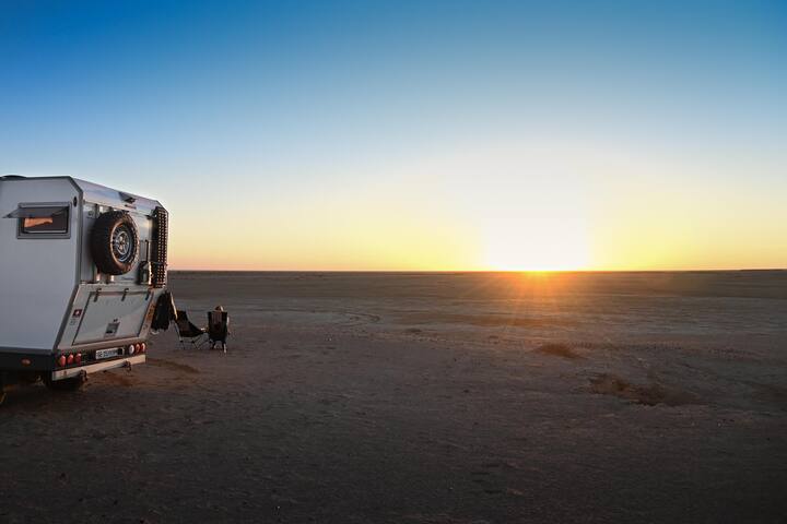 <p>Sonnenuntergang in der Wüste Tozeur – kilometerweit gibts nur Sand und Steine.</p>