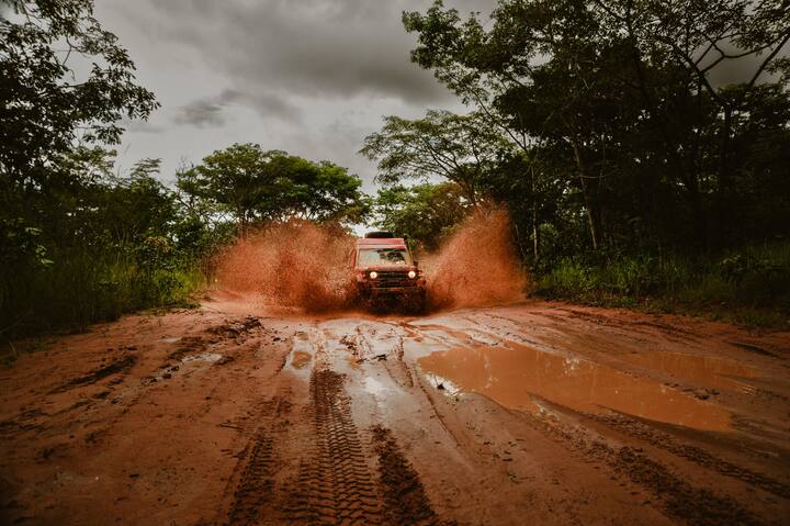 <p>Für frühere Fahrten durch Afrika benutzte ich einen Toyota Land Cruiser – viel geländegängiger, aber deutlich weniger Komfort.</p>