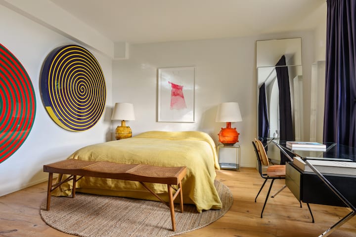 <p>Im Gartengeschoss hat Sabine Parenti ein Gästezimmer eingerichtet – mit einer Mischung aus Vintage-Möbeln und Sammelobjekten.</p>