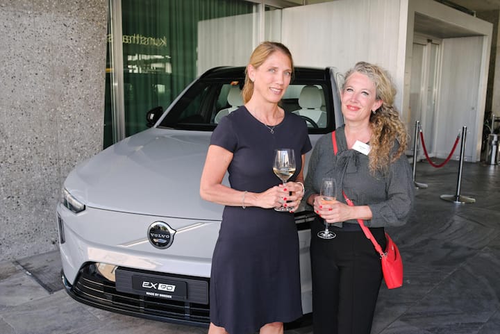 <p>Von links: Linda Mall, Volvo Car Switzerland aG; Doro Engels, SBB AG vor Volvo EX90</p>