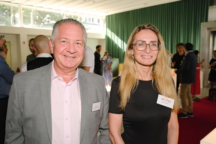 <p>Von links: Beat Ruch, Bank Thalwil Genossenschaft; Carmen Schirm, Ringier</p>