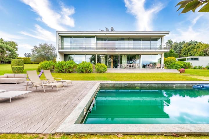 <p>Auch am Pool lässt sich gut Homeoffice machen.</p>