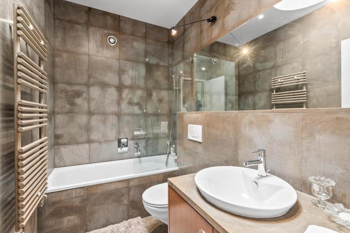 <p>Das Badezimmer ist modern, ...</p>
