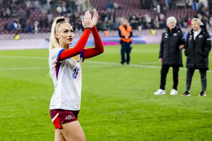 <p>Name Alisha Lehmann<br />Alter 26<br />Verein Juventus Turin<br />Karriere Erfolgreich<br />als Sportlerin und Influencerin, acht Tore in 59 Spielen für das Schweizer Team. Fans von Aston Villa wählten sie zur beliebtesten Spie­lerin der Saison 2023.</p>