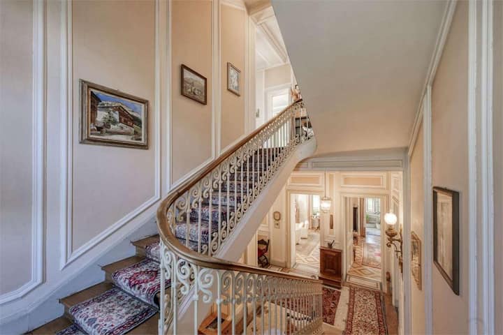 <p>So sieht die Treppe aus, die in den oberen Teil der Villa führt.</p>