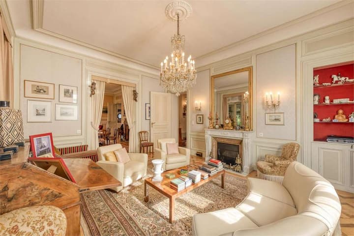<p>Luxus pur: Das Wohnzimmer ist gross. Insgesamt 15 Zimmern zählt die Villa.</p>