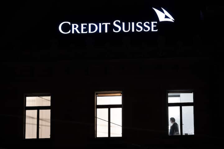 <p>Eine Frau steht vor dem Fenster unterhalb des Logos der Bank Credit Suisse am Paradenplatz, aufgenommen am Mittwoch, 11. Januar 2023 in Zuerich. (KEYSTONE/Ennio Leanza)</p>