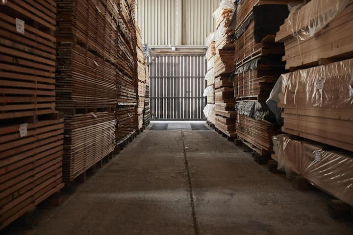 <p>In der grossen, zugigen Halle trocknet das Holz für die Flügel während zweier Jahre ruhig vor sich hin.</p>