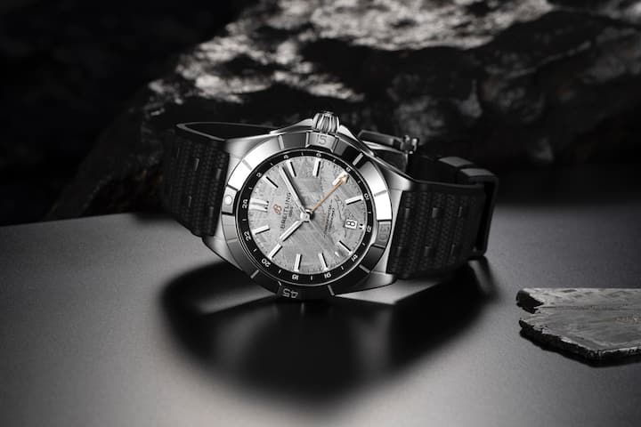 <p>Chronomat Automatic GMT:</p><p>Gehäuse: 40 mm, Edelstahl mit Platinlünette</p><p>Kaliber: Breitling 32</p><p>Gangreserve: ca. 42 h</p><p>Preis: mit Kautschukband 9500 Fr., mit Stahlband 9800 Fr.</p>