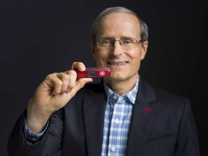 <p>Victorinox (im Bild CEO Carl Elsener) prüft Preisanpassungen in den USA. Doch ob das der Markt schluckt? Klar ist: Andere Märkte können den US-Umsatz kaum kompensieren.</p>
