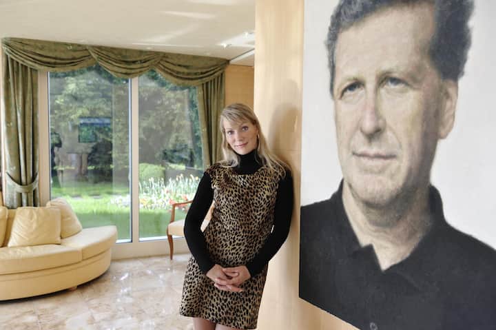 <p>Margarita Louis-Dreyfus 2010 in der Villa der Familie in Zollikon vor dem Porträt von Gatte Robert.</p>