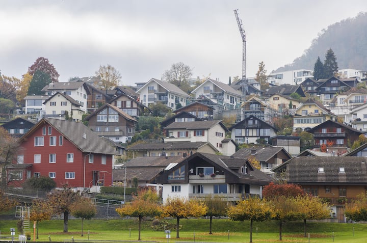 <p>Er muss aber mindestens 60 Prozent der Marktmiete betragen. Das gilt auch für Zweitwohnungen. Im Bild: Spiez BE.</p>