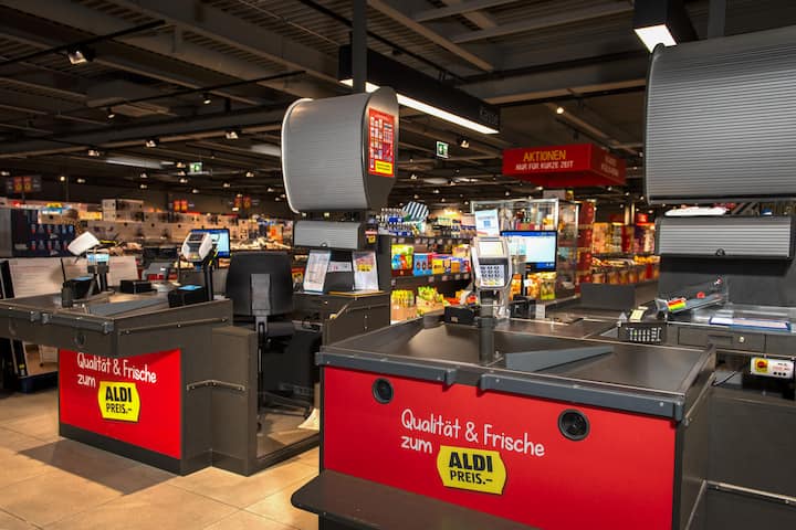 <p>Aldi (im Bild) und Lidl passten den Kassenbereich an.</p>