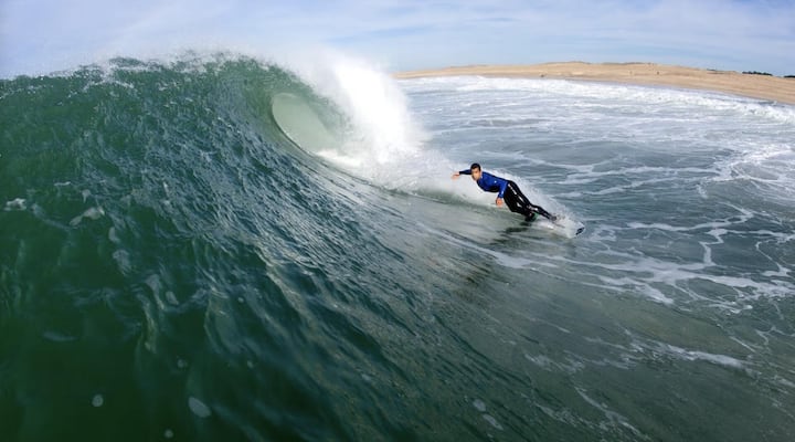 <p>Hossegor, Frankreich</p><p>Ein wichtiger Spot in Slaters Karriere, wo er 1992 seinen ersten ASP-Event gewann. Die Region ist auch für ihre kulinarische Vielfalt bekannt und hat für ihn eine besondere emotionale Bedeutung.</p><p></p>