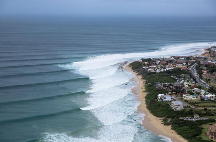 <p>Jeffreys Bay, Südafrika</p><p>Ein weltberühmter Point Break, der wilde Naturerlebnisse bietet. Slater hat den Ort, der auch mit Naturschutzinitiativen gegen ­Wilderei verbunden ist, häufig besucht.</p>