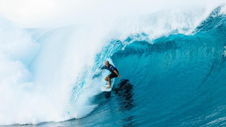 <p>Kelly Slater hat 55 Einzelwettbewerbe der World Surf League gewonnen und 11 WM-Titel. Er ist der jüngste und älteste Weltmeister.</p>