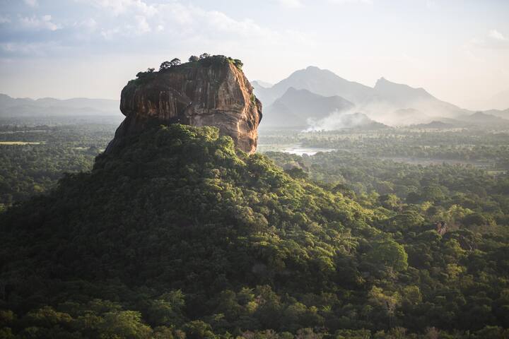 <p>Diese Uhr macht auch im Dschungel unterhalb des Sigiriya Löwenfelsens im Herzen von Sri Lanka eine gute Figur.</p>