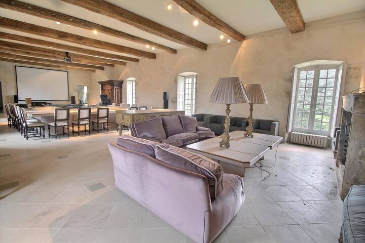 <p>... umgeben von Kanälen und Flüssen.</p>