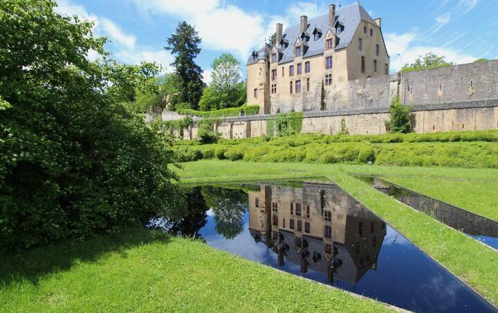 <p>Anwesen mit über 5,8 Hektar, einem Hauptschloss, ...</p>