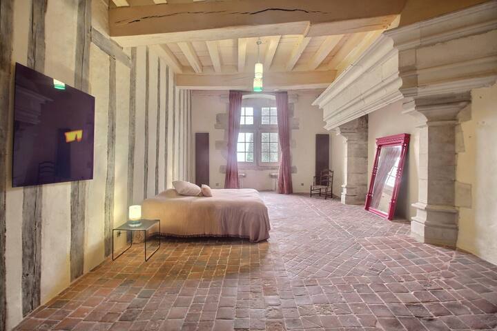 <p>Mit denkmalgeschützter Fassade, Turm und Gästehaus.</p>