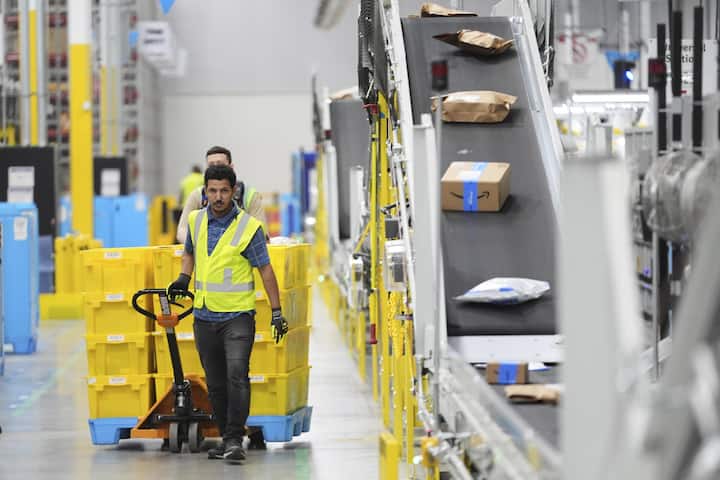 <p>Heimische Anbieter und ­Billigplattformen wie Temu und Shein ­nehmen Amazon Marktanteile ab.</p>
