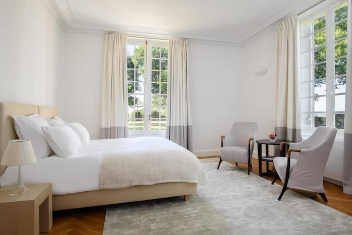 <p>Hier liegen Sie richtig: Die Schlafzimmer sind in edlen, hellen Tönen gehalten und sorgen dank harmonischen Farben und Materialien für eine entspannte Bettruhe.</p>