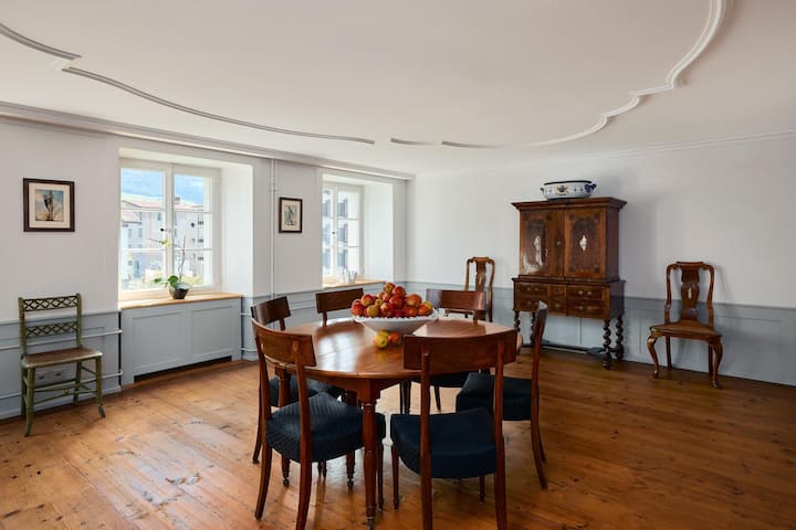 <p>Die Räumlichkeiten bieten ein ideales Ambiente für gehobene Wohnkultur oder einen repräsentativen Rahmen.</p>