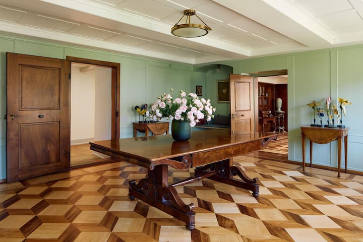 <p>Wertvolle Parkettböden, Holztüren und weitere historische Details zeugen von der grossen Vergangenheit des Anwesens.</p>