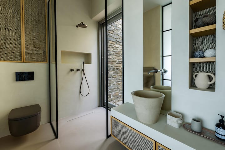 <p>Schlichtheit und neutrale Farben prägen die Badezimmer des Hauses.</p>