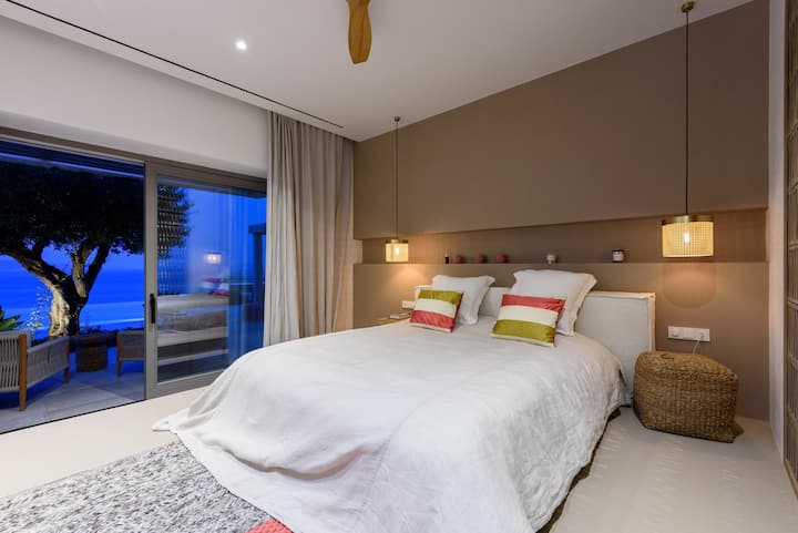 <p>Vom Masterbedroom gelangt man direkt auf die Terrasse und blickt aufs Meer.</p>